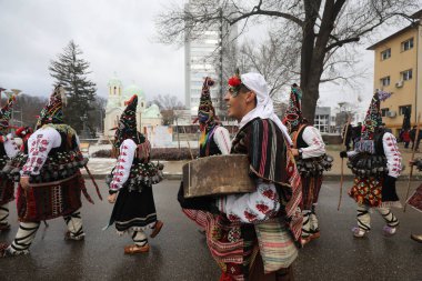 Pernik, Bulgaristan - 27 Ocak 2024: 30. Uluslararası Maskeli Balo Festivali Surva, Bulgaristan. Kukeri adındaki maskeli insanlar dans ediyor ve kötü ruhları korkutmak için gösteri yapıyorlar..