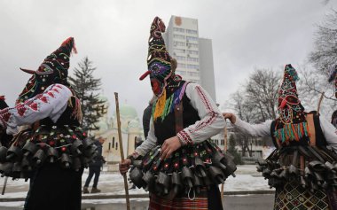 Pernik, Bulgaristan - 27 Ocak 2024: 30. Uluslararası Maskeli Balo Festivali Surva, Bulgaristan. Kukeri adındaki maskeli insanlar dans ediyor ve kötü ruhları korkutmak için gösteri yapıyorlar..