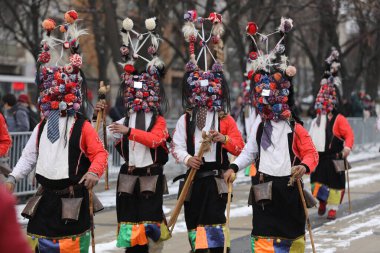 Pernik, Bulgaristan - 27 Ocak 2024: 30. Uluslararası Maskeli Balo Festivali Surva, Bulgaristan. Kukeri adındaki maskeli insanlar dans ediyor ve kötü ruhları korkutmak için gösteri yapıyorlar..