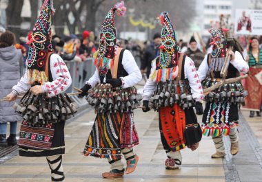 Pernik, Bulgaristan - 27 Ocak 2024: 30. Uluslararası Maskeli Balo Festivali Surva, Bulgaristan. Kukeri adındaki maskeli insanlar dans ediyor ve kötü ruhları korkutmak için gösteri yapıyorlar..