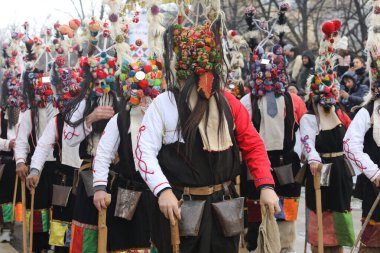 Pernik, Bulgaristan - 27 Ocak 2024: 30. Uluslararası Maskeli Balo Festivali Surva, Bulgaristan. Kukeri adındaki maskeli insanlar dans ediyor ve kötü ruhları korkutmak için gösteri yapıyorlar..