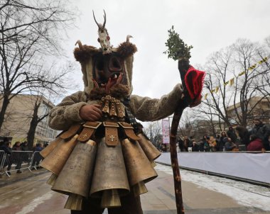 Pernik, Bulgaristan - 27 Ocak 2024: 30. Uluslararası Maskeli Balo Festivali Surva, Bulgaristan. Kukeri adındaki maskeli insanlar dans ediyor ve kötü ruhları korkutmak için gösteri yapıyorlar..