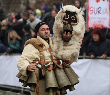 Pernik, Bulgaristan - 27 Ocak 2024: 30. Uluslararası Maskeli Balo Festivali Surva, Bulgaristan. Kukeri adındaki maskeli insanlar dans ediyor ve kötü ruhları korkutmak için gösteri yapıyorlar..