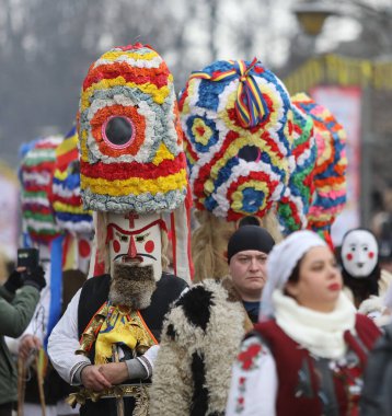 Pernik, Bulgaristan - 27 Ocak 2024: 30. Uluslararası Maskeli Balo Festivali Surva, Bulgaristan. Kukeri adındaki maskeli insanlar dans ediyor ve kötü ruhları korkutmak için gösteri yapıyorlar..