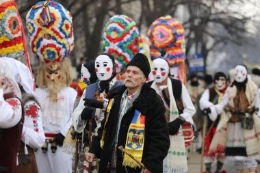 Pernik, Bulgaristan - 27 Ocak 2024: 30. Uluslararası Maskeli Balo Festivali Surva, Bulgaristan. Kukeri adındaki maskeli insanlar dans ediyor ve kötü ruhları korkutmak için gösteri yapıyorlar..