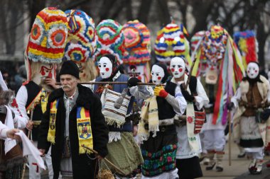 Pernik, Bulgaristan - 27 Ocak 2024: 30. Uluslararası Maskeli Balo Festivali Surva, Bulgaristan. Kukeri adındaki maskeli insanlar dans ediyor ve kötü ruhları korkutmak için gösteri yapıyorlar..
