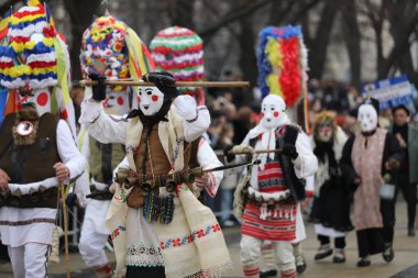 Pernik, Bulgaristan - 27 Ocak 2024: 30. Uluslararası Maskeli Balo Festivali Surva, Bulgaristan. Kukeri adındaki maskeli insanlar dans ediyor ve kötü ruhları korkutmak için gösteri yapıyorlar..