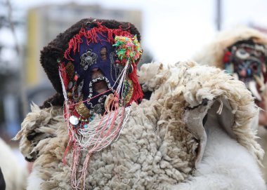 Pernik, Bulgaristan - 27 Ocak 2024: 30. Uluslararası Maskeli Balo Festivali Surva, Bulgaristan. Kukeri adındaki maskeli insanlar dans ediyor ve kötü ruhları korkutmak için gösteri yapıyorlar..