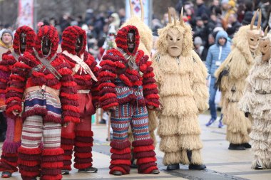 Pernik, Bulgaristan - 27 Ocak 2024: 30. Uluslararası Maskeli Balo Festivali Surva, Bulgaristan. Kukeri adındaki maskeli insanlar dans ediyor ve kötü ruhları korkutmak için gösteri yapıyorlar..