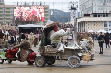 Pernik, Bulgaristan - 27 Ocak 2024: 30. Uluslararası Maskeli Balo Festivali Surva, Bulgaristan. Kukeri adındaki maskeli insanlar dans ediyor ve kötü ruhları korkutmak için gösteri yapıyorlar..