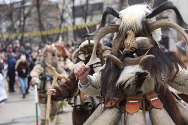 Pernik, Bulgaristan - 27 Ocak 2024: 30. Uluslararası Maskeli Balo Festivali Surva, Bulgaristan. Kukeri adındaki maskeli insanlar dans ediyor ve kötü ruhları korkutmak için gösteri yapıyorlar..