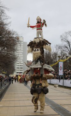 Pernik, Bulgaristan - 27 Ocak 2024: 30. Uluslararası Maskeli Balo Festivali Surva, Bulgaristan. Kukeri adındaki maskeli insanlar dans ediyor ve kötü ruhları korkutmak için gösteri yapıyorlar..