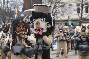 Pernik, Bulgaristan - 27 Ocak 2024: 30. Uluslararası Maskeli Balo Festivali Surva, Bulgaristan. Kukeri adındaki maskeli insanlar dans ediyor ve kötü ruhları korkutmak için gösteri yapıyorlar..