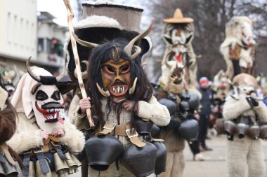 Pernik, Bulgaristan - 27 Ocak 2024: 30. Uluslararası Maskeli Balo Festivali Surva, Bulgaristan. Kukeri adındaki maskeli insanlar dans ediyor ve kötü ruhları korkutmak için gösteri yapıyorlar..