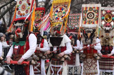 Pernik, Bulgaristan - 27 Ocak 2024: 30. Uluslararası Maskeli Balo Festivali Surva, Bulgaristan. Kukeri adındaki maskeli insanlar dans ediyor ve kötü ruhları korkutmak için gösteri yapıyorlar..