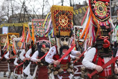 Pernik, Bulgaristan - 27 Ocak 2024: 30. Uluslararası Maskeli Balo Festivali Surva, Bulgaristan. Kukeri adındaki maskeli insanlar dans ediyor ve kötü ruhları korkutmak için gösteri yapıyorlar..