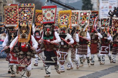 Pernik, Bulgaristan - 27 Ocak 2024: 30. Uluslararası Maskeli Balo Festivali Surva, Bulgaristan. Kukeri adındaki maskeli insanlar dans ediyor ve kötü ruhları korkutmak için gösteri yapıyorlar..