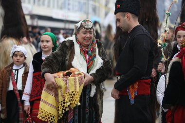 Pernik, Bulgaristan - 27 Ocak 2024: 30. Uluslararası Maskeli Balo Festivali Surva, Bulgaristan. Kukeri adındaki maskeli insanlar dans ediyor ve kötü ruhları korkutmak için gösteri yapıyorlar..