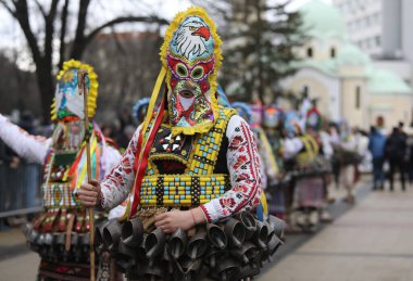 Pernik, Bulgaristan - 27 Ocak 2024: 30. Uluslararası Maskeli Balo Festivali Surva, Bulgaristan. Kukeri adındaki maskeli insanlar dans ediyor ve kötü ruhları korkutmak için gösteri yapıyorlar..