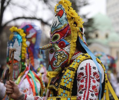 Pernik, Bulgaristan - 27 Ocak 2024: 30. Uluslararası Maskeli Balo Festivali Surva, Bulgaristan. Kukeri adındaki maskeli insanlar dans ediyor ve kötü ruhları korkutmak için gösteri yapıyorlar..