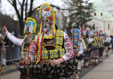 Pernik, Bulgaristan - 27 Ocak 2024: 30. Uluslararası Maskeli Balo Festivali Surva, Bulgaristan. Kukeri adındaki maskeli insanlar dans ediyor ve kötü ruhları korkutmak için gösteri yapıyorlar..