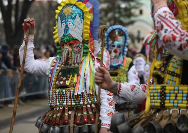 Pernik, Bulgaristan - 27 Ocak 2024: 30. Uluslararası Maskeli Balo Festivali Surva, Bulgaristan. Kukeri adındaki maskeli insanlar dans ediyor ve kötü ruhları korkutmak için gösteri yapıyorlar..
