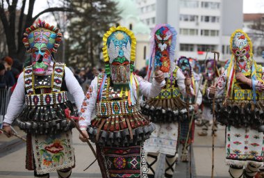 Pernik, Bulgaristan - 27 Ocak 2024: 30. Uluslararası Maskeli Balo Festivali Surva, Bulgaristan. Kukeri adındaki maskeli insanlar dans ediyor ve kötü ruhları korkutmak için gösteri yapıyorlar..