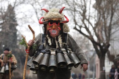 Kyustendil, Bulgaristan - 10 Şubat 2024: Bulgaristan 'ın Kyustendil kentinde düzenlenen ilk maskeli balo festivali 