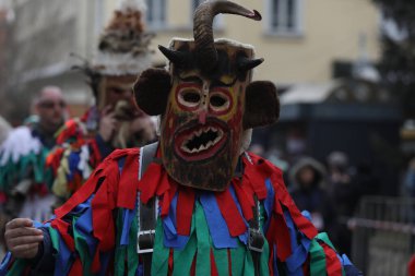 Kyustendil, Bulgaristan - 10 Şubat 2024: Bulgaristan 'ın Kyustendil kentinde düzenlenen ilk maskeli balo festivali 