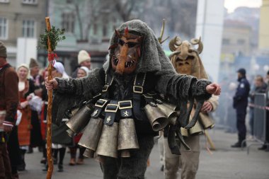 Kyustendil, Bulgaristan - 10 Şubat 2024: Bulgaristan 'ın Kyustendil kentinde düzenlenen ilk maskeli balo festivali 