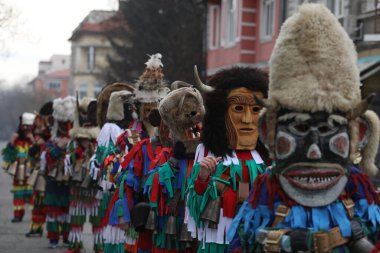 Kyustendil, Bulgaristan - 10 Şubat 2024: Bulgaristan 'ın Kyustendil kentinde düzenlenen ilk maskeli balo festivali 