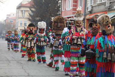 Kyustendil, Bulgaristan - 10 Şubat 2024: Bulgaristan 'ın Kyustendil kentinde düzenlenen ilk maskeli balo festivali 