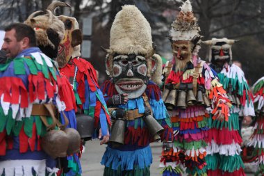 Kyustendil, Bulgaristan - 10 Şubat 2024: Bulgaristan 'ın Kyustendil kentinde düzenlenen ilk maskeli balo festivali 