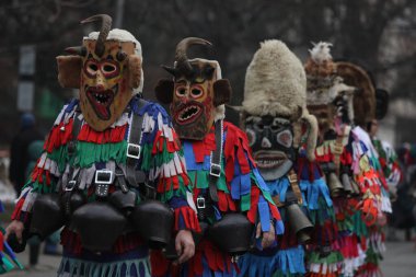 Kyustendil, Bulgaristan - 10 Şubat 2024: Bulgaristan 'ın Kyustendil kentinde düzenlenen ilk maskeli balo festivali 