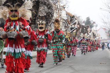 Kyustendil, Bulgaristan - 10 Şubat 2024: Bulgaristan 'ın Kyustendil kentinde düzenlenen ilk maskeli balo festivali 
