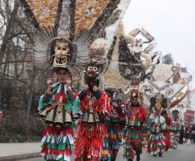 Kyustendil, Bulgaristan - 10 Şubat 2024: Bulgaristan 'ın Kyustendil kentinde düzenlenen ilk maskeli balo festivali 