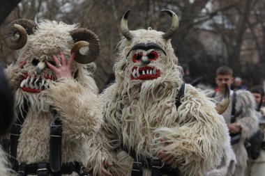 Kyustendil, Bulgaristan - 10 Şubat 2024: Bulgaristan 'ın Kyustendil kentinde düzenlenen ilk maskeli balo festivali 