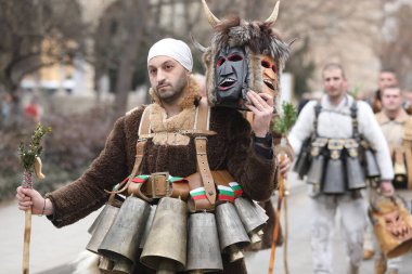 Kyustendil, Bulgaristan - 10 Şubat 2024: Bulgaristan 'ın Kyustendil kentinde düzenlenen ilk maskeli balo festivali 