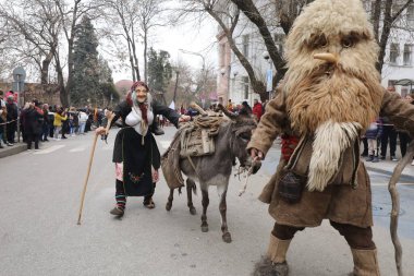 Kyustendil, Bulgaristan - 10 Şubat 2024: Bulgaristan 'ın Kyustendil kentinde düzenlenen ilk maskeli balo festivali 