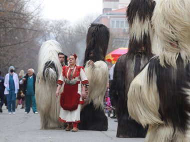 Kyustendil, Bulgaristan - 10 Şubat 2024: Bulgaristan 'ın Kyustendil kentinde düzenlenen ilk maskeli balo festivali 