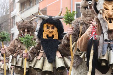 Kyustendil, Bulgaristan - 10 Şubat 2024: Bulgaristan 'ın Kyustendil kentinde düzenlenen ilk maskeli balo festivali 