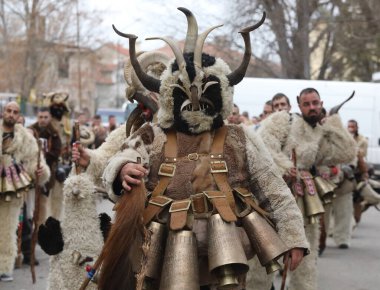 Kyustendil, Bulgaristan - 10 Şubat 2024: Bulgaristan 'ın Kyustendil kentinde düzenlenen ilk maskeli balo festivali 