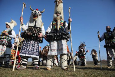 Elin Pelin, Bulgaristan - 17 Şubat 2024: Bulgaristan 'ın Elin Pelin kentinde maskeli balo festivali. Kukeri adındaki maskeli insanlar dans ediyor ve kötü ruhları korkutmak için gösteri yapıyorlar..