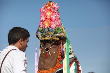 Elin Pelin, Bulgaristan - 17 Şubat 2024: Bulgaristan 'ın Elin Pelin kentinde maskeli balo festivali. Kukeri adındaki maskeli insanlar dans ediyor ve kötü ruhları korkutmak için gösteri yapıyorlar..