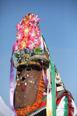 Elin Pelin, Bulgaristan - 17 Şubat 2024: Bulgaristan 'ın Elin Pelin kentinde maskeli balo festivali. Kukeri adındaki maskeli insanlar dans ediyor ve kötü ruhları korkutmak için gösteri yapıyorlar..