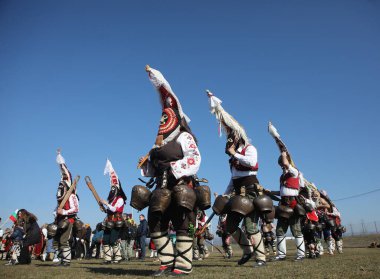 Elin Pelin, Bulgaristan - 17 Şubat 2024: Bulgaristan 'ın Elin Pelin kentinde maskeli balo festivali. Kukeri adındaki maskeli insanlar dans ediyor ve kötü ruhları korkutmak için gösteri yapıyorlar..