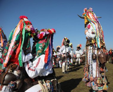 Elin Pelin, Bulgaristan - 17 Şubat 2024: Bulgaristan 'ın Elin Pelin kentinde maskeli balo festivali. Kukeri adındaki maskeli insanlar dans ediyor ve kötü ruhları korkutmak için gösteri yapıyorlar..