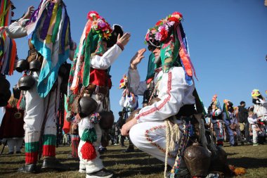 Elin Pelin, Bulgaristan - 17 Şubat 2024: Bulgaristan 'ın Elin Pelin kentinde maskeli balo festivali. Kukeri adındaki maskeli insanlar dans ediyor ve kötü ruhları korkutmak için gösteri yapıyorlar..