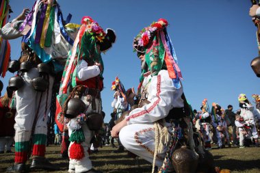 Elin Pelin, Bulgaristan - 17 Şubat 2024: Bulgaristan 'ın Elin Pelin kentinde maskeli balo festivali. Kukeri adındaki maskeli insanlar dans ediyor ve kötü ruhları korkutmak için gösteri yapıyorlar..