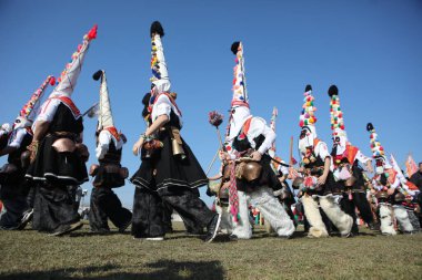 Elin Pelin, Bulgaristan - 17 Şubat 2024: Bulgaristan 'ın Elin Pelin kentinde maskeli balo festivali. Kukeri adındaki maskeli insanlar dans ediyor ve kötü ruhları korkutmak için gösteri yapıyorlar..